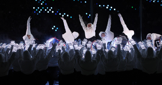 국민대학교(총장 유지수)는 국민대 학생과 교수들이 평창 동계패럴림픽의 개폐회식에 참여하고 있다고 14일 밝혔다. 국민대 공연예술학부 무용전공 강경모 교수가 이번 개회식의 안무감독을 맡아 장애인과 비장애인의 벽을 뛰어넘는 화합의 무대를 꾸며 호평받았다. 패럴림픽 개막식 공연모습. 국민대 제공